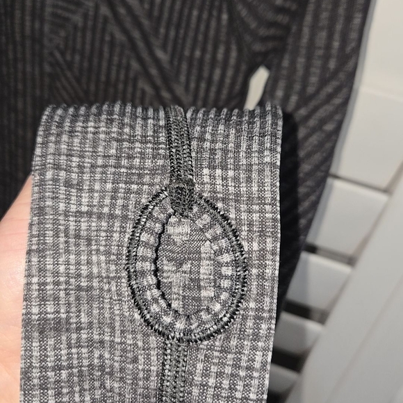 Geometric Patterned Long Sleeve Top - Picture 4 of 4